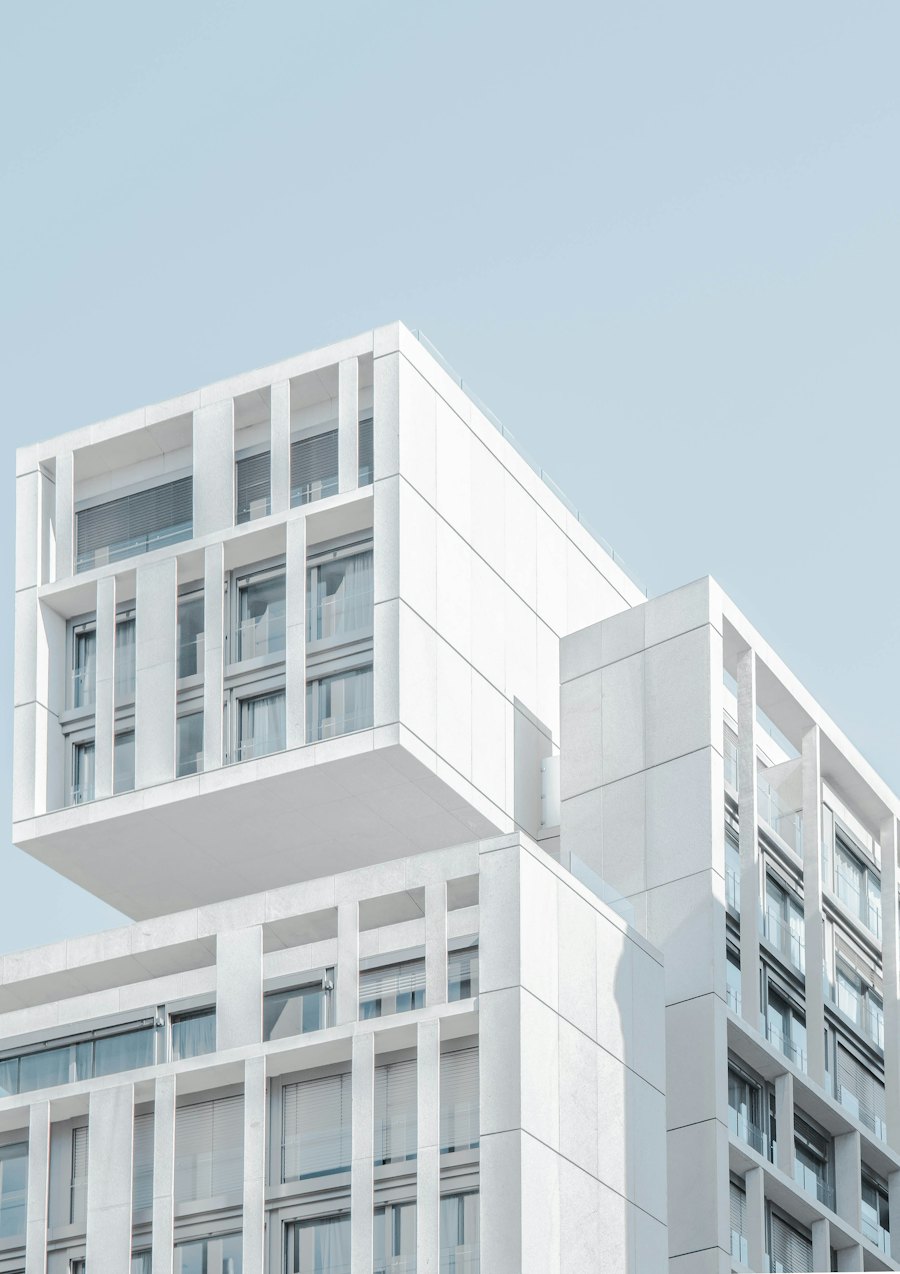 واجهة معمارية بيضاء لمبنى حديث