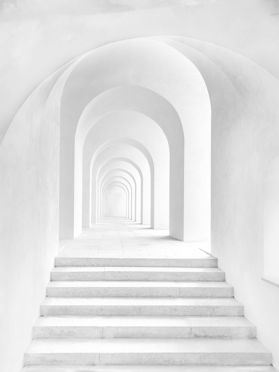 رواق معماري بأقواس بيضاء